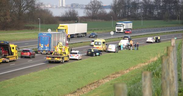 Motorrijder valt na botsing met auto op A28 bij Harderwijk.