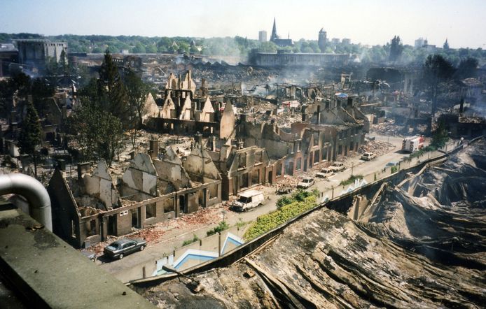 Zondag 14 mei. Vanaf het dak van de oude Grolsch-fabriek. De verwoesting van de wijk Roombeek in volle hevigheid zichtbaar.