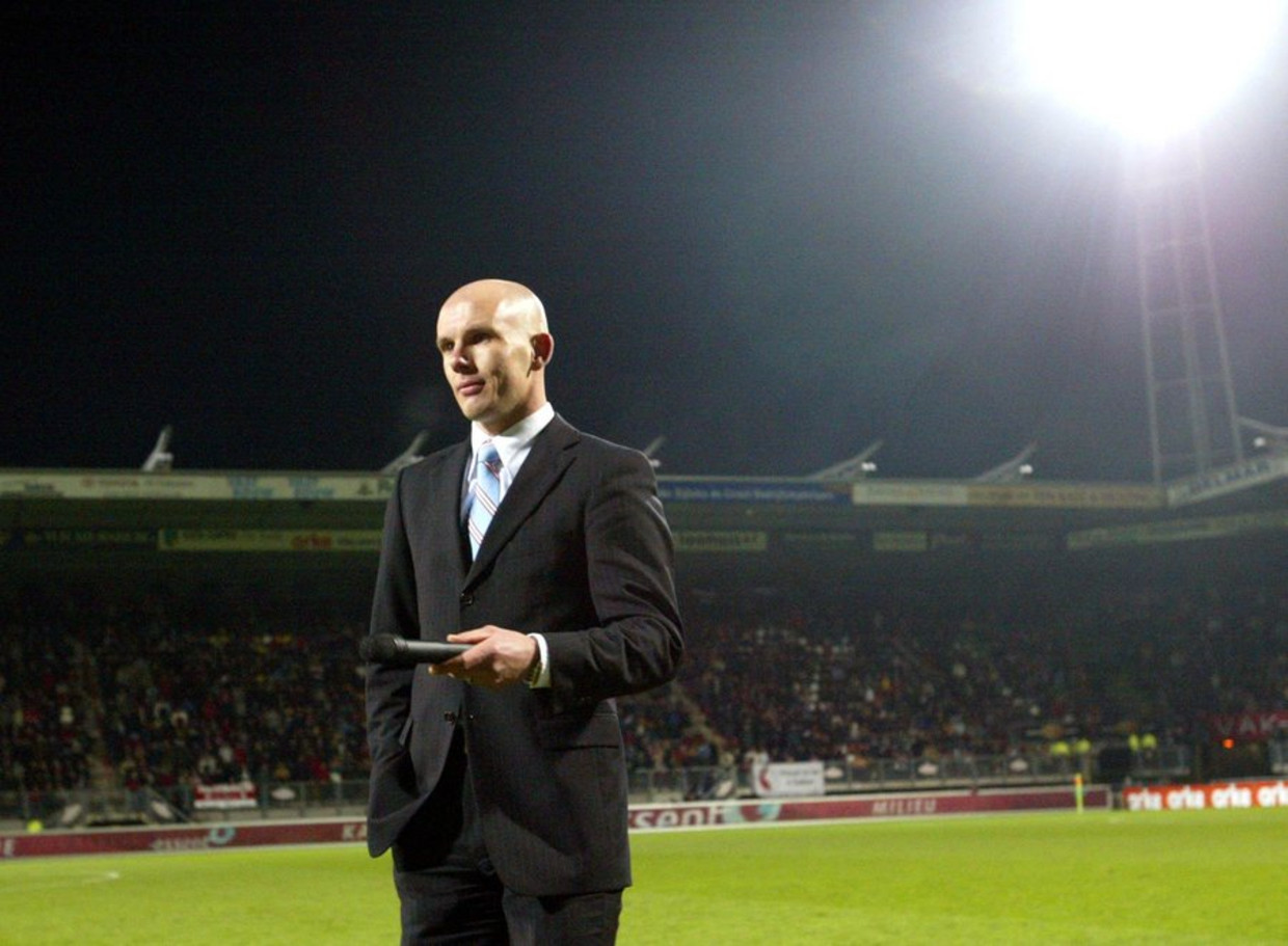 Jan van Halst 'Scheurtjes in superieur spel Barça' De Volkskrant