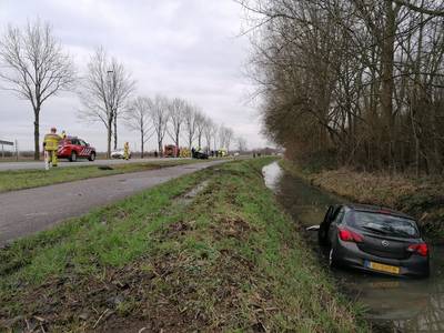 Auto belandt in sloot na ongeval op N813 bij Wehl, twee bestuurders naar ziekenhuis