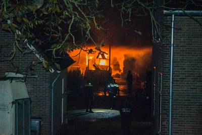 Vlammen uit het dak van brandende schuur vol hooi in Bemmel