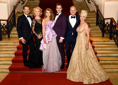 Cast Anastasia telt feestelijk af naar première