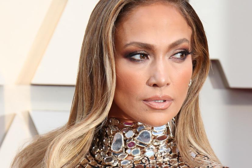 Jennifer Lopez poseerd in glitter jurk