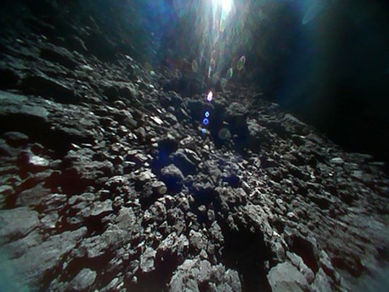 Een foto van het oppervlak van Ryugu, doorgestuurd door Rover-1B tijdens een sprongetje op de asteroïde.