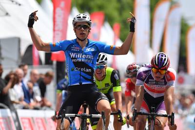 Van Aert klopt rivaal Van der Poel in Elfstedenronde