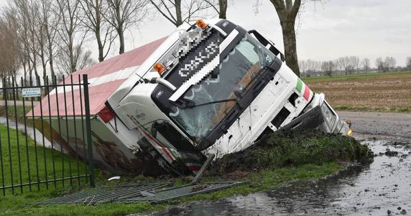Vrachtwagen sloot ingereden in Velddriel | Bommelerwaard - BD.nl