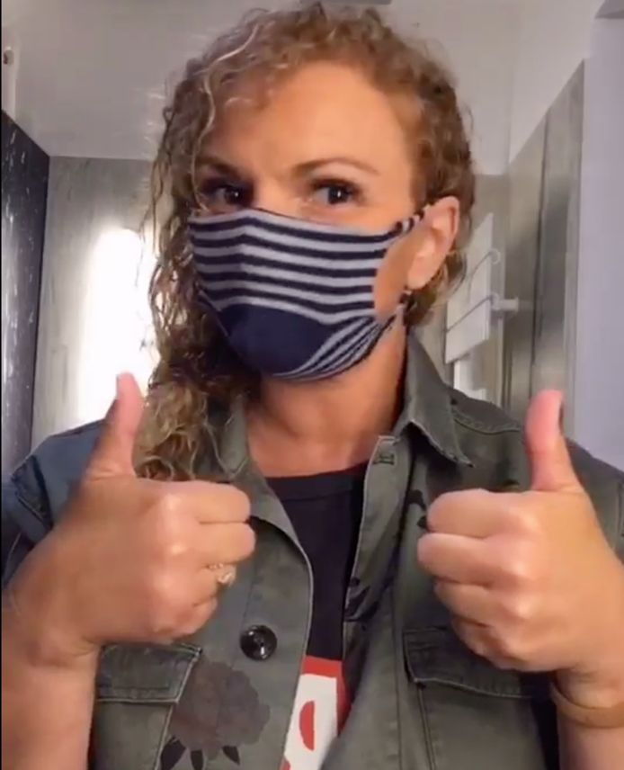 Safia Aggoune toont hoe je een mondmasker maakt, door enkel een kous en een schaar te gebruiken.