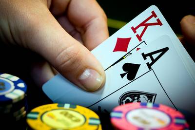 Mathijs uit Didam wint 475 duizend euro bij pokertoernooi