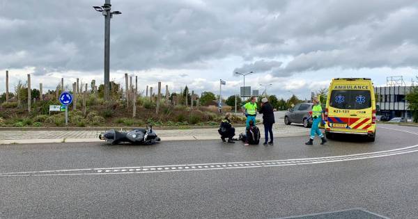 Aanrijding tussen motor en auto op rotonde Provincialeweg in Beugen: BEUGEN