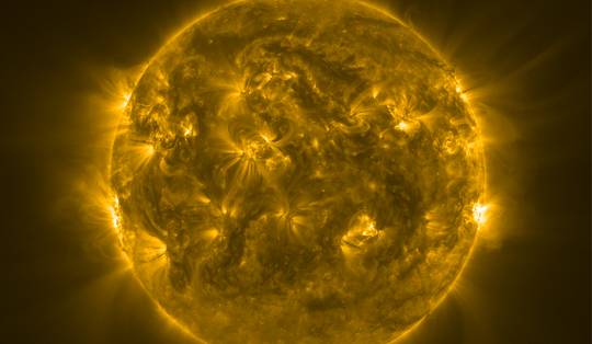 Bedrijf wil zonlicht weerkaatsen om aarde te koelen: wetenschappers waarschuwen voor risico’s en roepen op tot moratorium