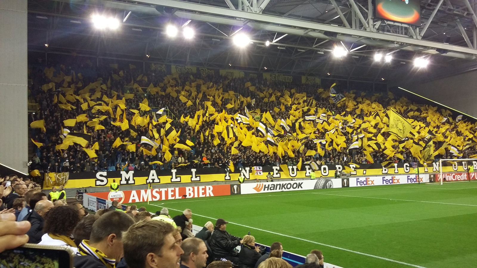 vitesse-fans-pakken-uit-voor-duel-met-zulte-waregem-foto