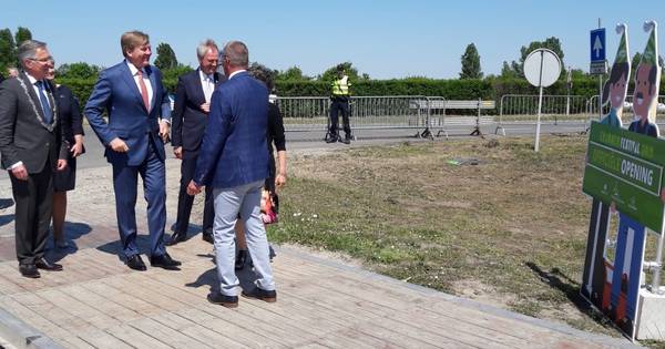 Willem-Alexander in Zeeland voor opening windpark Krammer