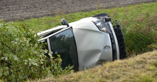 Auto rijdt van de dijk bij Oud-Vossemeer - PZC