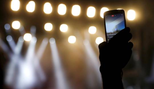 ‘Als concertvideo zijn ze waardeloos, maar als venster zijn ze glashelder’: ode aan smartphoneschermen tijdens optredens