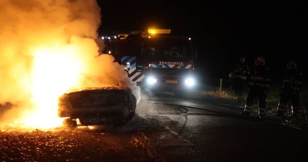 Auto gedumpt en vermoedelijk in brand gestoken in Alphen.