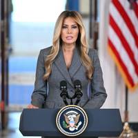 ▶ Slachtoffers keren zich tegen voorstel van Melania Trump, die ontkent dat ze banden had met Epstein: ‘De leugens moeten ophouden’