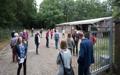 Elst kijkt achter gesloten deuren mob-complex