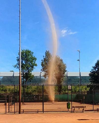 Zeldzame 'dust devils' onderbreken partijtje dubbeltennis in Arnhem