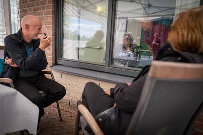 Bewoners zorgcentrum Tertzio in Elst leven op door raamcontacten met familieleden