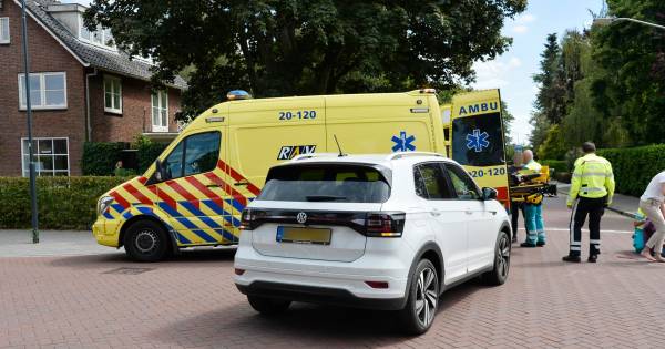 Fietser met ambulance naar ziekenhuis na botsing met auto op kruispunt in Breda.