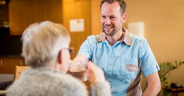Frank (47) uit Almelo ruilde verzekeringen in voor verpleegkunde