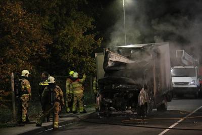 Vrachtwagen gaat in vlammen op langs A12 tussen Arnhem en Ede