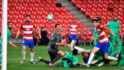 Alwéér met dank aan Courtois: Real wint nipt tegen Granada en kan donderdag titel pakken