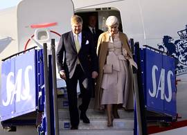 Koningin Máxima draagt zachtroze japon op de eerste dag van het staatsbezoek aan Zweden