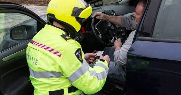 Touringcar-controle op smartphonegebruik levert 739 bekeuringen op in Oost-Brabant - BD.nl