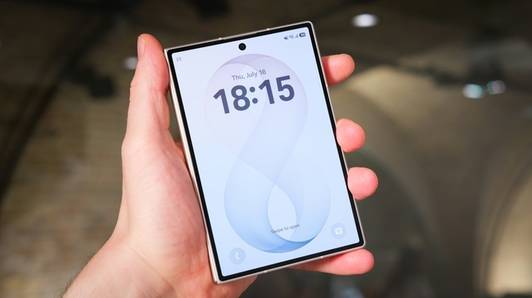 KIJK. Concurrent voor opvouwbare iPhone? Samsung kondigt bredere Z Fold8-telefoon aan voor gepeperde prijs