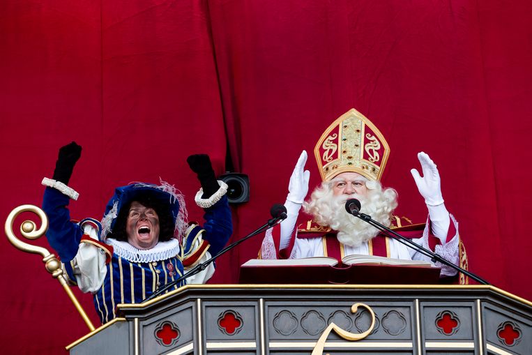 Archiefbeeld. De intocht van Sinterklaas in Antwerpen. Afbeeldingen van de roetveegpiet, zonder de stereotyperende kenmerken, blijven toegestaan. 