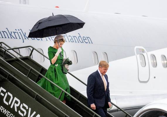 Koningin Máxima straalt in stromende regen in NEW LOOK-STIJL jurk