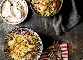 Rappe rijstbowl met gerookte kip