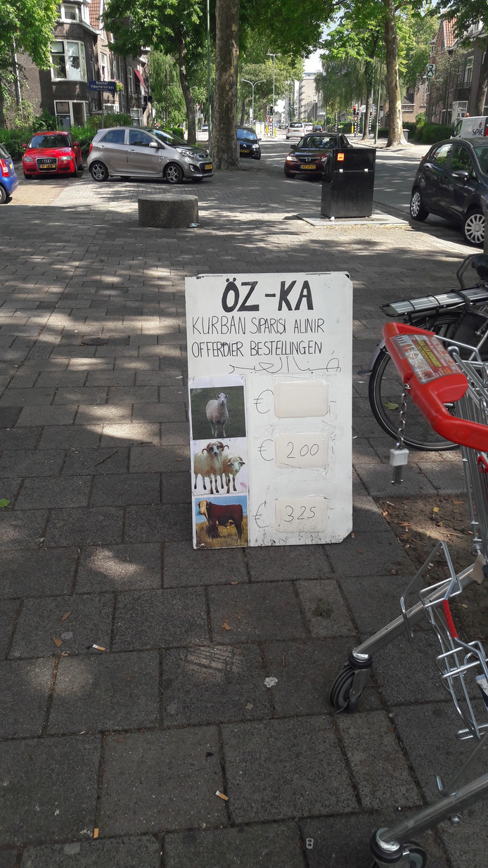 Dit bord staat bij supermarkt Öz-Ka in de Dordtse wijk Krispijn.