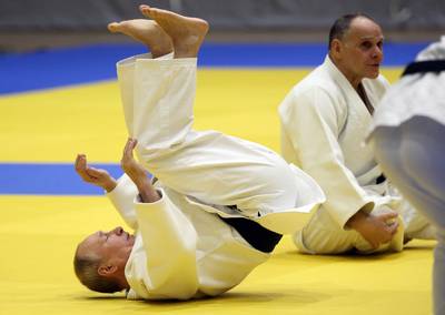 Poetin traint met topjudoka's en blesseert zijn vinger