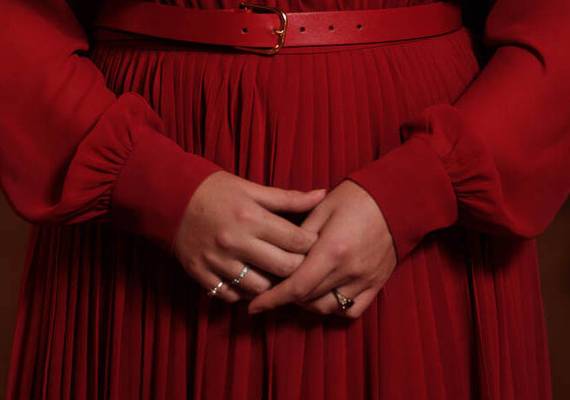 Amalia draagt speciale ring van Máxima op de nieuwe portretfoto's