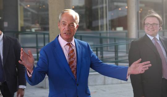 In het nauw geraakte politieke stuntman Nigel Farage slaat om zich heen en waagt een curieuze gok