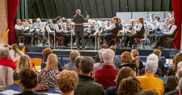 Proppen op het podium in Ouwerkerk