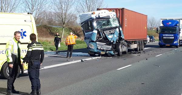Ongeluk met twee vrachtwagens op A15, weg na 1,5 uur weer vrij.