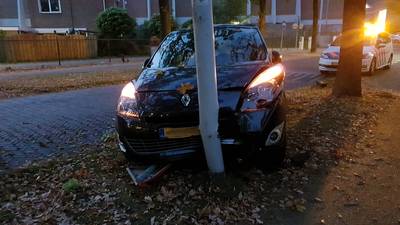Automobilist ramt lantaarnpaal in Wageningen