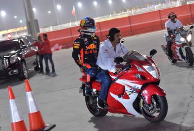 Verstappen legt schuld bij Hamilton: 'Hij rijdt tegen mijn wiel op'