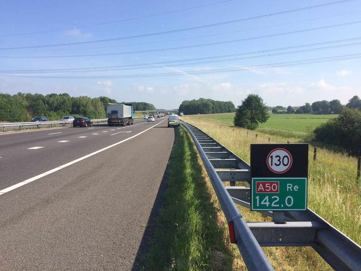 Rijkswaterstaat laat langs A50 achtergelaten auto afslepen Foto gelderlander.nl