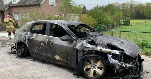 De brandweer heeft het vuur al meermaals onder controle gehad, voor het dan toch weer oplaaide. .