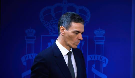 De Spaanse premier Pedro Sánchez kiest zijn eigen koers en oogst er lof mee