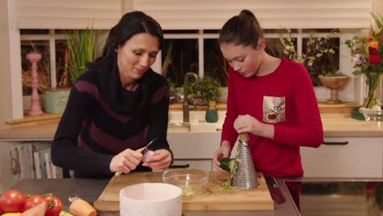 78. Rösti van courgette en zoete aardappel met rode bietenketchup en salade van geit