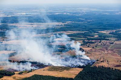 Grote natuurbrand bij Wateren, vier campings ontruimd