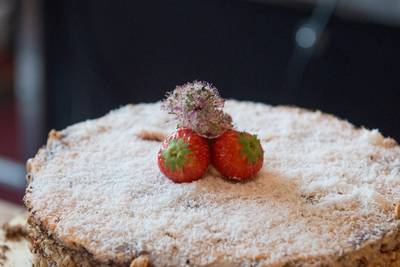 Taartbakken met zoon loopt fataal af: moeder (58) stikt als sjaal in keukenmachine terechtkomt