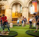 Minigolfen in de kerk: heiligschennis of een slimme publiekstrekker? 