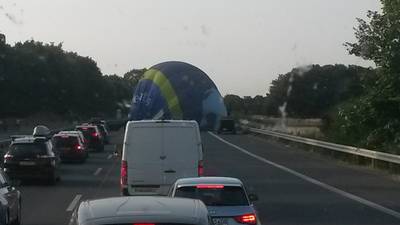 Mankement aan gasbrander dwingt ballonvaarder tot landen op snelweg