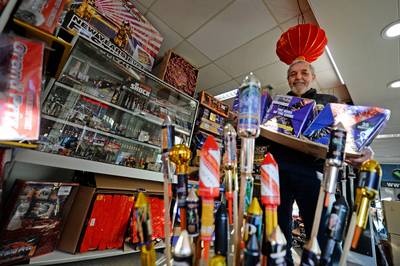 Vuurwerkverkoop zorgt bij Reiners in Goor voor vrolijke gezichten